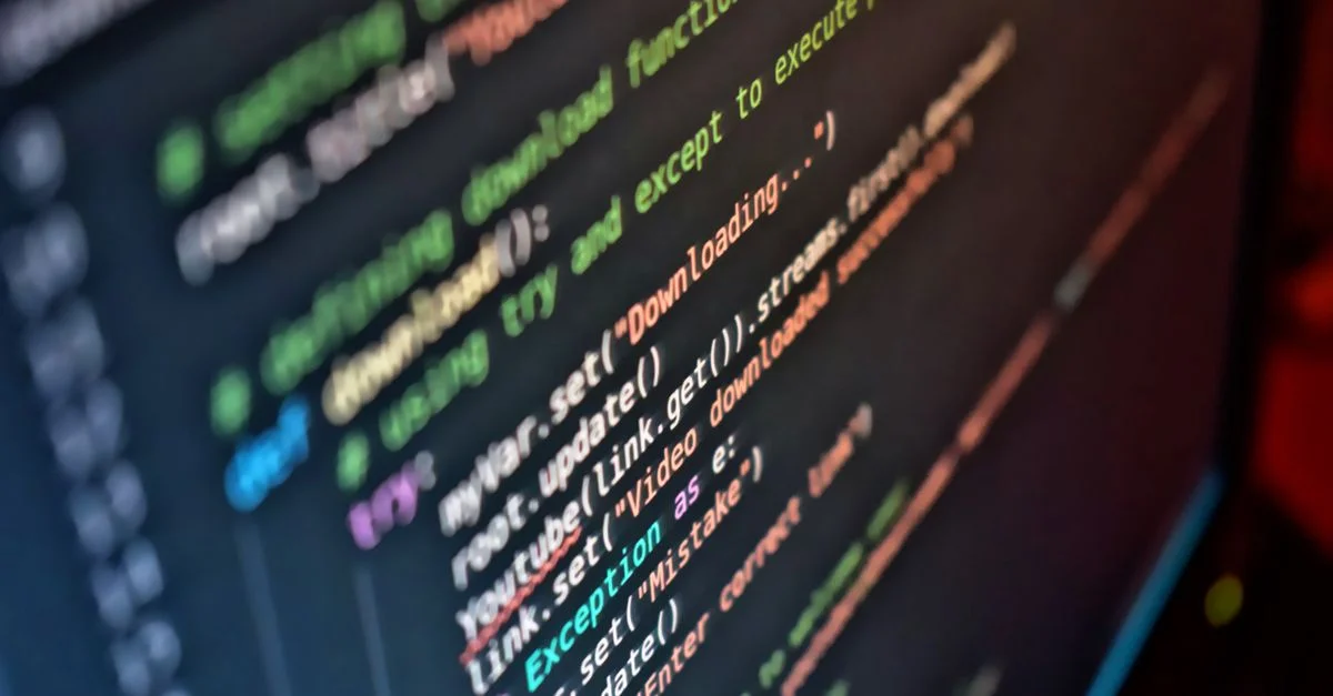 Gros plan vif sur du code sur un écran d'ordinateur montrant les détails de programmation.