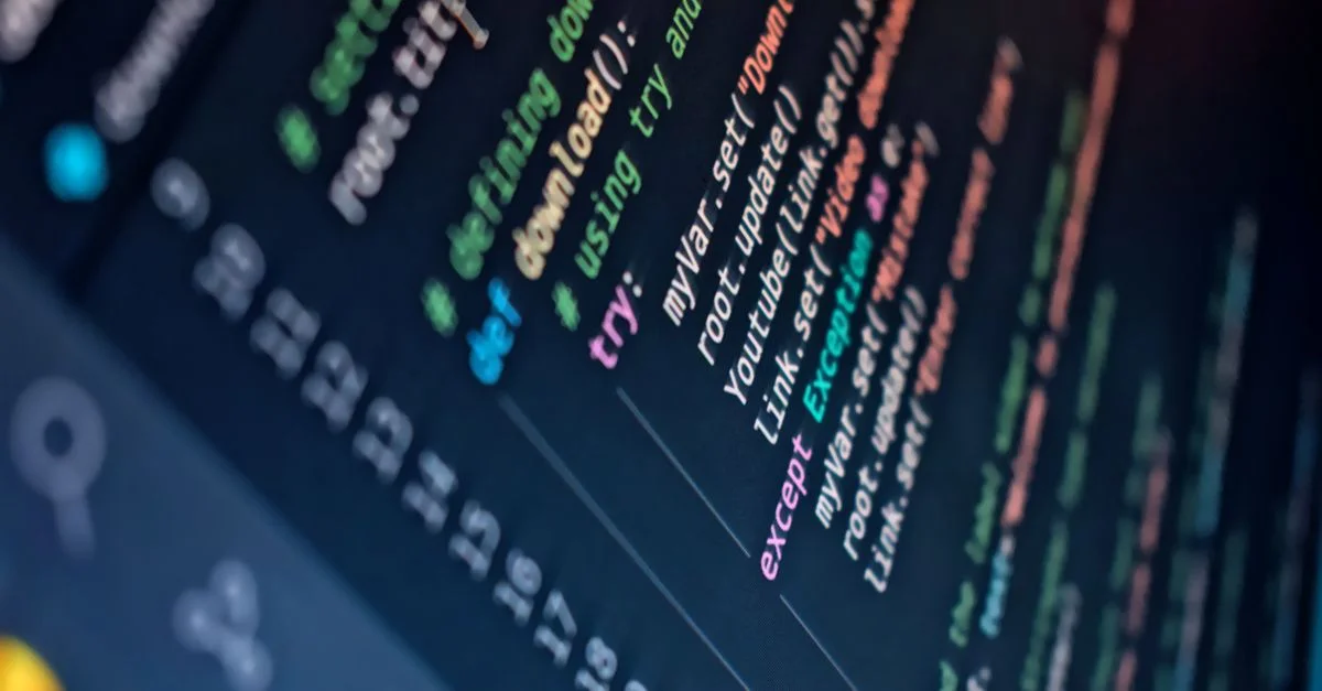 Gros plan d'un écran d'ordinateur affichant du code de programmation coloré avec un flou d'arrière-plan.
