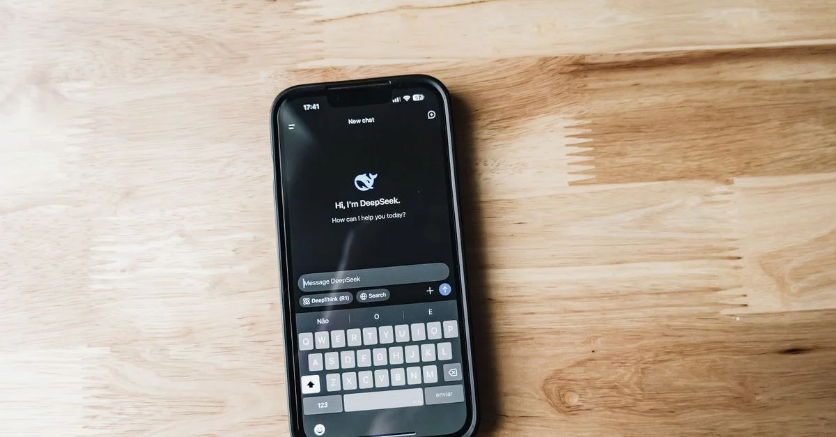 Gros plan d'un smartphone affichant une interface de chat IA sur une table en bois.