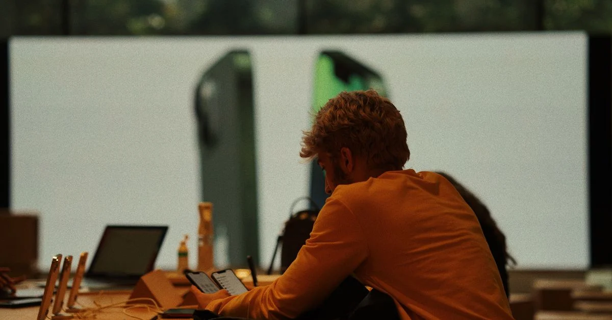 Un client examine des smartphones dans un magasin de gadgets moderne à Istanbul.